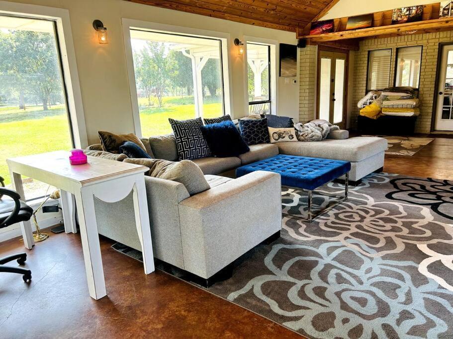 Beautiful Farmhouse W/ Pool On 6 Acres Ranch Aubrey Luaran gambar